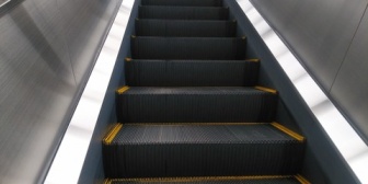 【衝撃】エスカレーターの降りる所で女性が靴ひもを挟み込んだようで…