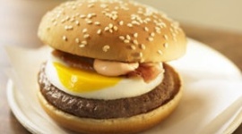 マックの月見バーガーが徐々に値上げされ、9年前の倍近い値段になっていると話題に
