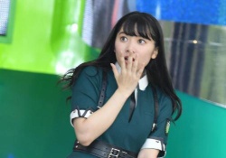 【衝撃画像】米谷奈々未と佐々木美玲の自撮りにとんでもない物が映り込んでしまう・・・【欅坂46】