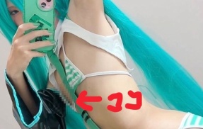 胸がまな板のコスプレイヤーさん「セクシーな水着を着てみました！」ﾊﾟｼｬｯ → ヤバイ物が見えちゃってると話題にｗｗｗｗｗｗ