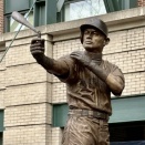 イチロー氏の銅像がマ軍本拠地に誕生　バット折れるハプニングに爆笑「まさか」…妻＆愛犬と出席