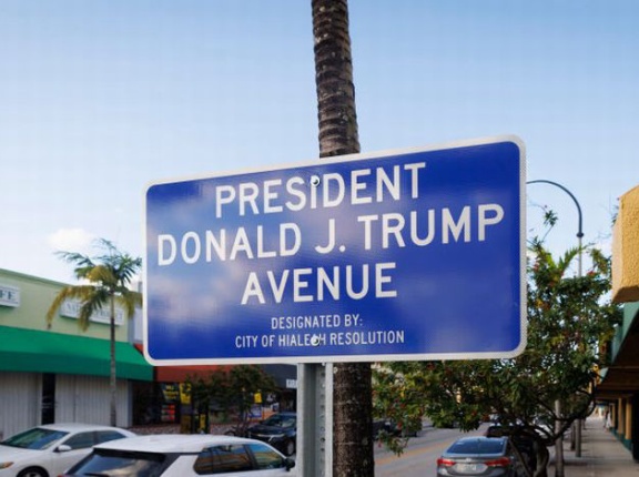 「ドナルド・J・トランプ大統領大通り」に改名…フロリダ私邸近くの幹線道路を！