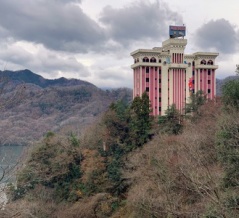 神奈川県相模原市、相模湖湖畔の廃ラブホ群