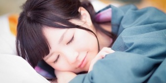 生まれたばかりの子供の夜泣きが大変…だからと言って仕事に出かける旦那見送らないでグースカ寝てる専業主婦って普通か？