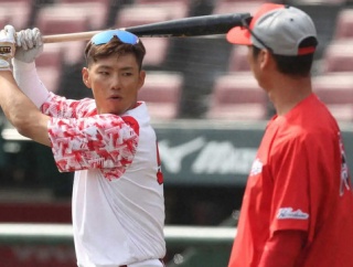 カープ中村奨成がバントマシーン化。12球団1位の6犠打も打率.107の打撃不振に