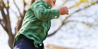 我が子の友達がわがまま放題で手を焼いています。嫌がられると癇癪を起こして抱き着き、巻き込んで転倒…とか普通ですか？