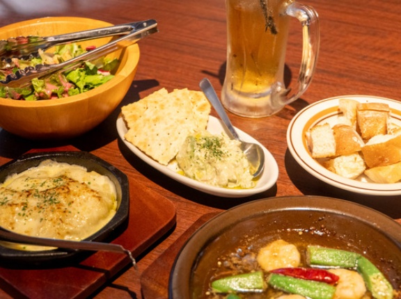 「洋風居酒屋Pecori」の『エビとオクラのアヒージョ』など（高槻市高槻町）【たかつーグルメ】