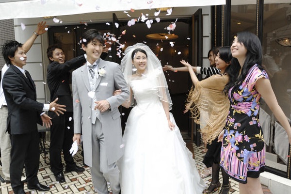 韓国式結婚式ではサクラ役で大盛り上がり フェニックスの日報