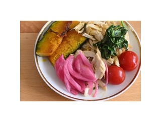 冷蔵庫の残りものを食べる