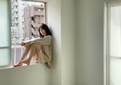 【画像】早川聖来さん落ちそうで草　脚綺麗すぎてもっと草