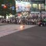 【動画】渋谷・スクランブル交差点のど真ん中で火事発生！おじさんのリュックが燃え、シャツに燃え移る様子がライブカメラで生中継される