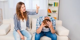 会社の子に告白されて彼女いるから断ったんだけど、出張の時とかのお土産は断りにくいからもらってる。そしたらこの経緯を知った彼女が大激怒