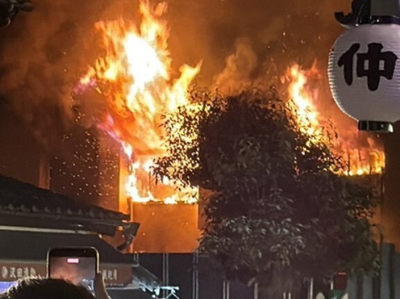 【火事情報】千葉県成田市仲町 成田山新勝寺 参道付近 うなぎ料理店建物から炎と煙あがる火災7月10日 #千葉 #成田 #成田祇園祭 #火災