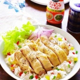 『炊飯器で一緒に鶏もも肉を炊いて野菜はレンチンするだけ♪お手軽調理が夏のお昼ご飯にもぴったり！「鶏もも肉たっぷり！彩りエスニックサラダライス」【スパイス大使】【レシピ1889】』の画像