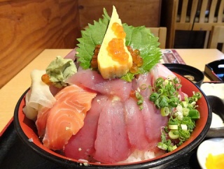 ■新宿の「三是」で、デカ盛り海鮮丼！