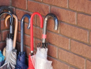 【警告】精神科医『傘や靴がなぜか増えてしまう人、アウト』