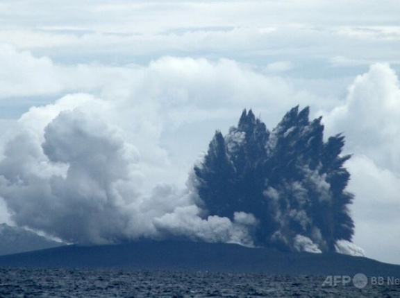 インドネシアで噴火相次ぐ　火山灰飛散で6空港閉鎖