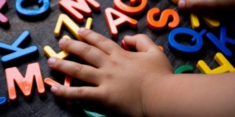 産後の妻が幼児教育の資料を大量に取り寄せています。→100万円する教材を買おうと言い出しましたが…