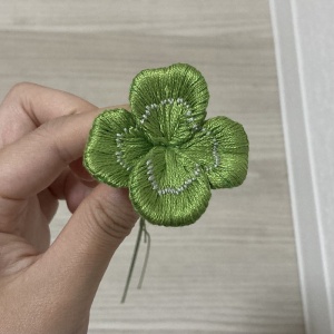 クローバーの立体刺繍を作っています Yururin ハンドメイドとデグーの日常
