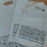 Fミュのショッパーでシャカシャカポーチ