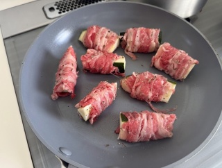 アメリカ産バラの切り落とし肉を使ってズッキーニ巻き巻きで晩ごはん