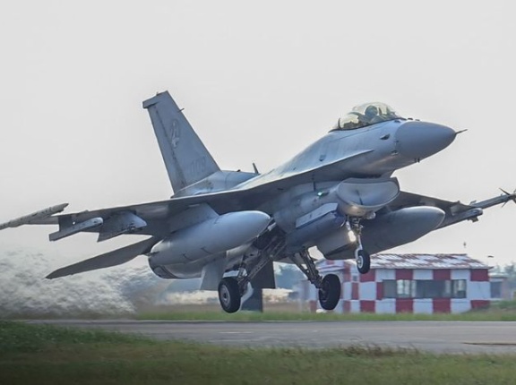 韓国空軍のF-16C戦闘機が山中に墜落、操縦士が緊急脱出もパラシュートが木に引っかかり宙吊り状態に！