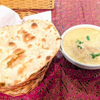 インド料理「ムガル駒込店」でホワイト系の鶏肉団子カレー「チキンマライコフタ」を「ロティ」で