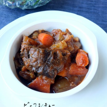 ビーフシチューとガーリックブレッド