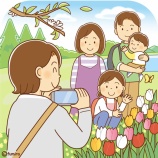『【クリップアート】チューリップの花壇で写真を撮る家族のイラスト』の画像