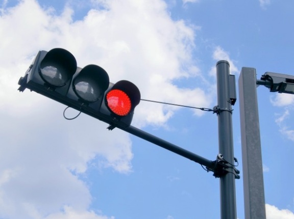 信号待ちで停まった時に前の車がジワ～って進むやつ、アレなに？？？？