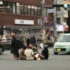 京都・百万遍交差点のど真ん中で若者がこたつに入り浸る