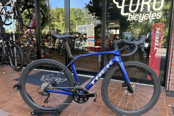 直接引き渡し限定！TREK ライトブルー 自転車 バスケット付き 直接引き渡し限定！TREK ライトブルー 自転車 バスケット付き