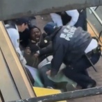 【日本】黒人が警官にシートで巻かれて拘束される映像が話題に！　海外の反応。