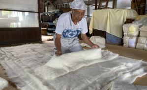 ふとん綿の打ち直しと仕立て作業