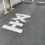 駐車場に書かれた“謎の文字”　「怖…なにこれ…」一部地域でしか見られない“意外なもの”
