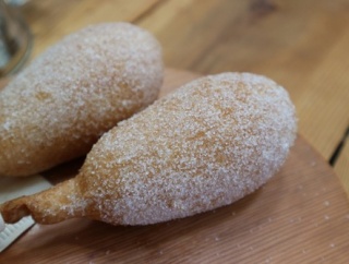 北海道「アメリカンドッグに砂糖まぶします」