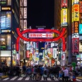 歌舞伎町に２万円配りまくっている謎の外国人がいると話題に