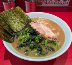 本八幡「横浜らーめん 武蔵家」ラーメン並油少なめ＋ほうれん草