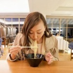 ラーメン店員「隣のパチ屋さんに駐車していませんか？」 俺「してますが、パチンコの食事休憩で来ましたがダメですか？」→結果・・・