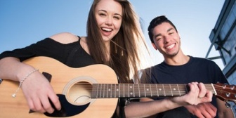 今まで遊んでばかりいたせいか目の病気で手帳2級。それでも続けてたバンド活動があったんだ！俺の癒やしの声が。