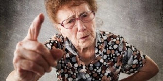 自分の不幸話を私の母親に話そうとするトメ。用があるならまだしも、嫁の実家にわざわざ電話するのはおかしい