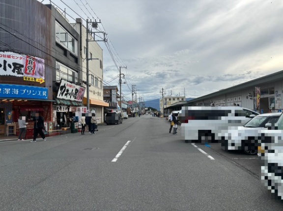 平日の午後でも混んでる？きょう11/6(木)14時ごろの沼津港らへんのようす。飯田徳孝さんのライブ情報もあるよ。(沼津市千本港町)