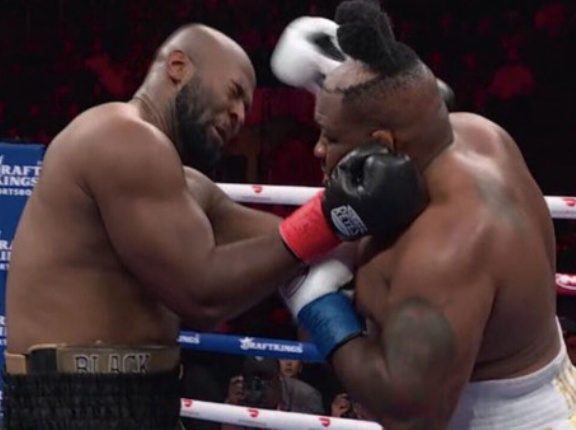 【米】ボクシングの試合中にカツラがパカパカするハプニングが発生ｗ　海外の反応。