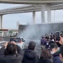 大黒PA出口で車から煙が！！ しかし周辺の人は誰も手伝わず、スマホを構えて動画撮影