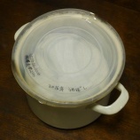 『自家製梅干し完成～！ -2016-　　重石をのせる中蓋に味噌を仕込む際のものを使ってしまったら味噌の香りがほんのりして仕上がりの色合いも濃いめに～～！』の画像