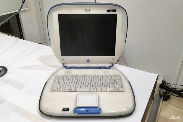 Apple iBook G3 クラムシェル ブルーベリー 本体　E Apple Ibook G3 Clamshell Blueberry 300mhz 544MB RAM 128GB