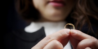 会社で俺に気がある既婚女性が露骨に着飾るようになって結婚指輪もはずしてた。