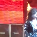 あわや大惨事！？アクシデントにも全く動じずに歌い続けるボーカルがロックすぎる・・・。海外の反応