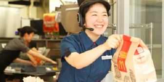 【持ち方を見直して】潔癖症だけど、客に商品を不安定に渡すのはマナー違反じゃない？