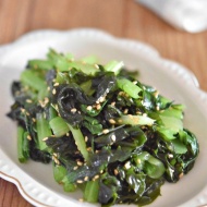 【レンジ調理で簡単】作り置きもできる心強い副菜おかず！！小松菜とわかめのナムルの作り方